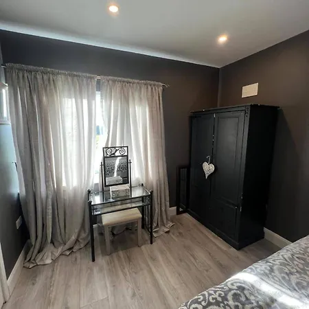 Sleeps 2 With Garden And Parking *