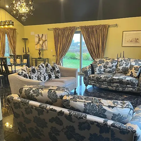 Sleeps 2 With Garden And Parking * Tulla