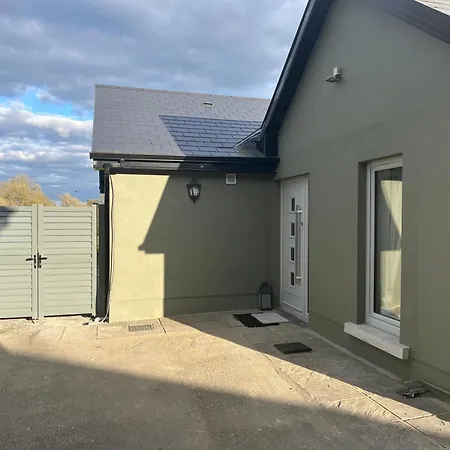 Sleeps 2 With Garden And Parking *