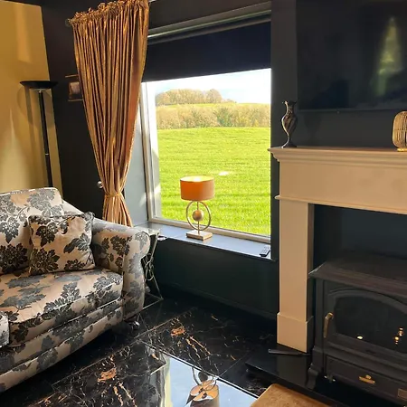Sleeps 2 With Garden And Parking