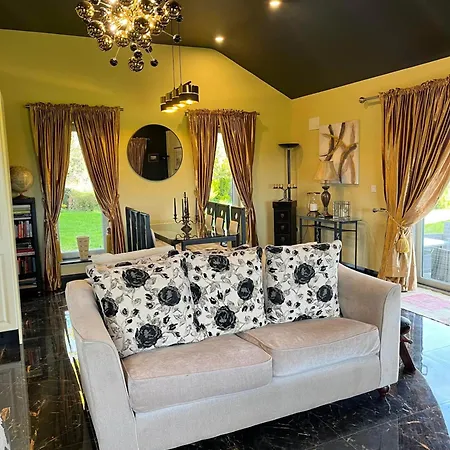 Sleeps 2 With Garden And Parking * Tulla